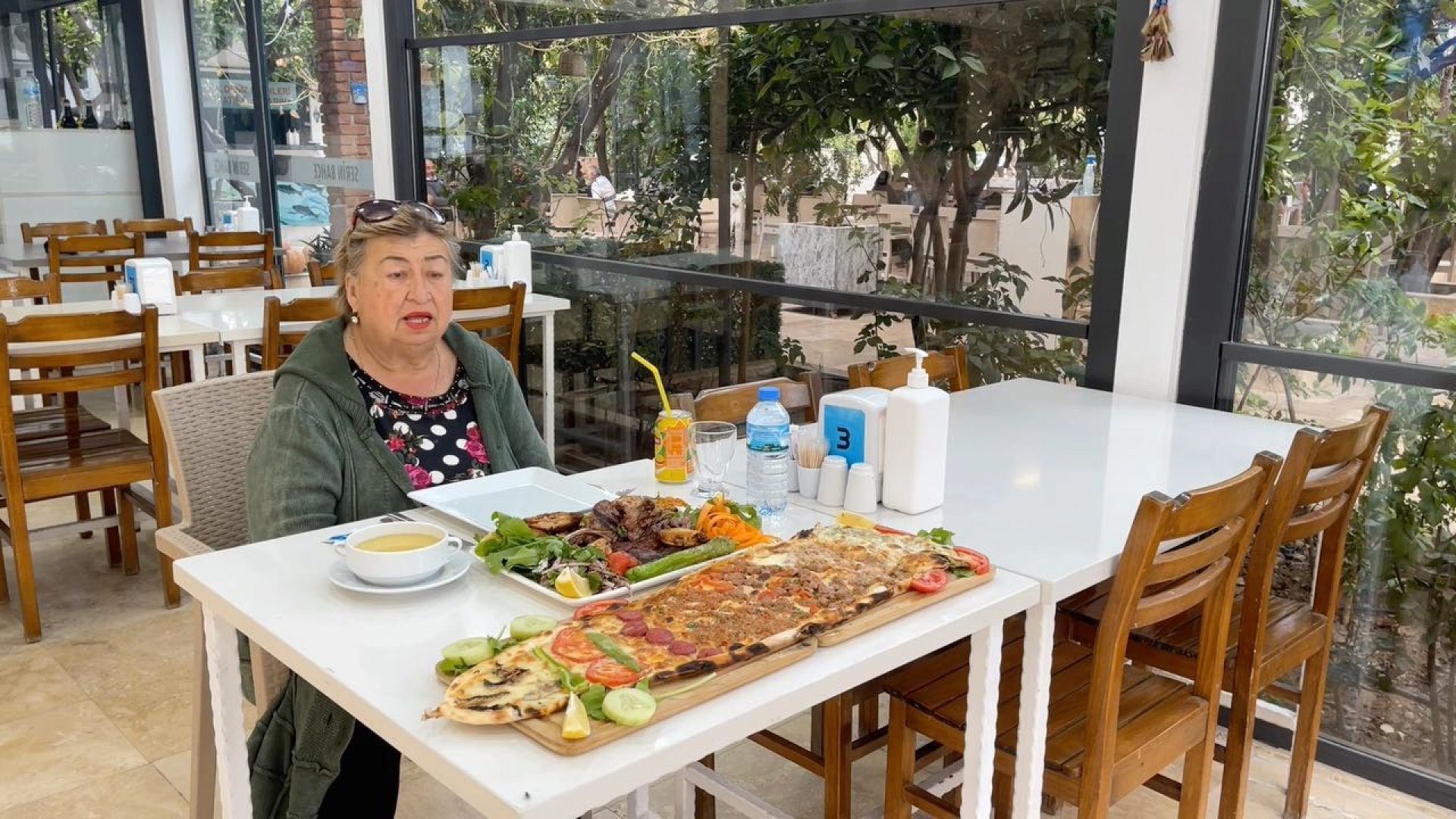 Uzun toplantıların arasında misafirlerinizle birlikte keyifli ve lezzetli molalar vermeniz için Tahirağa Hotel siz değerli misafirlerine eşsiz alternatifler sunuyor.